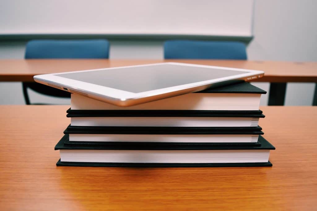 iPad auf Bücherstapel im Klassenzimmer