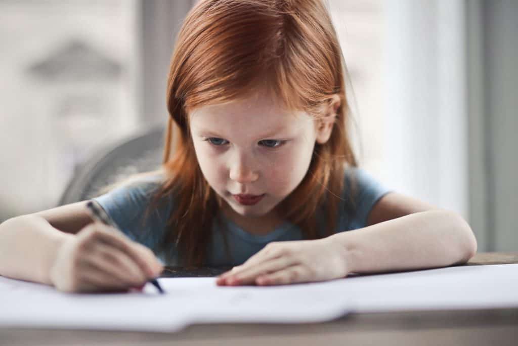 Mädchen schreibt konzentriert